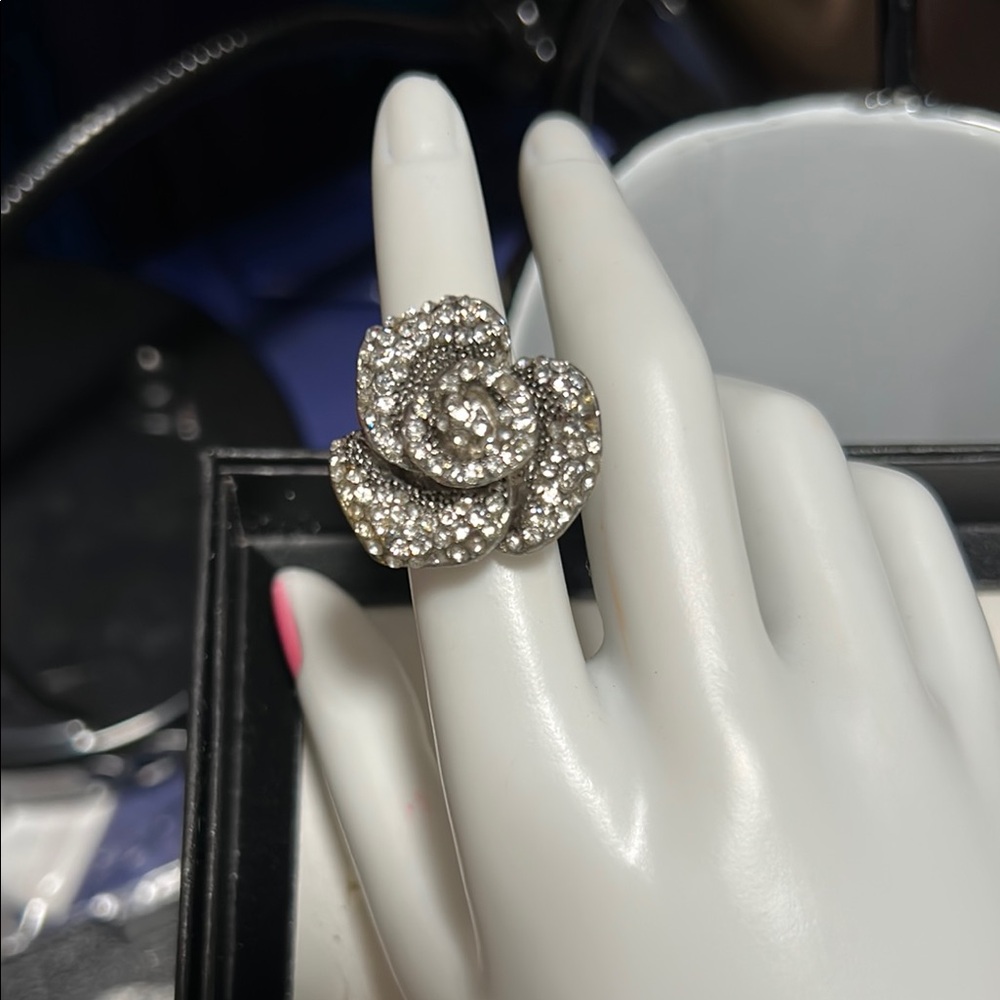 Elegant Silver Floral Ring